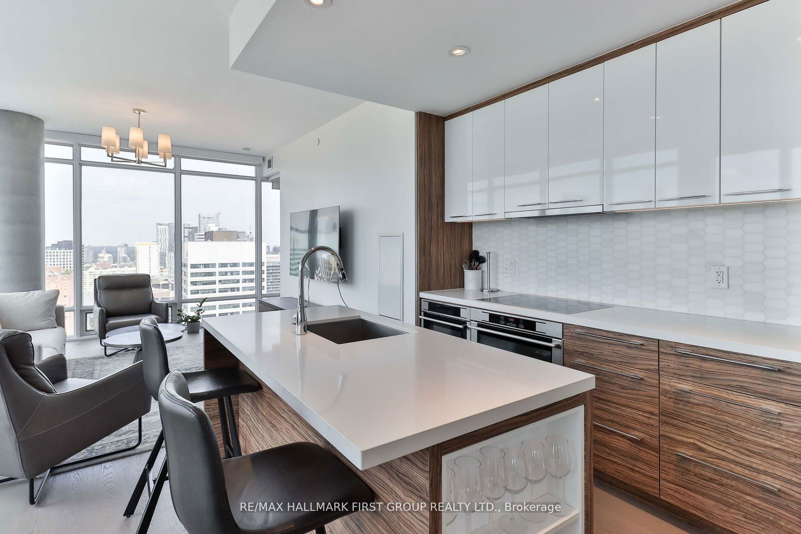 488 University Ave, unit 2402 for rent - image #8