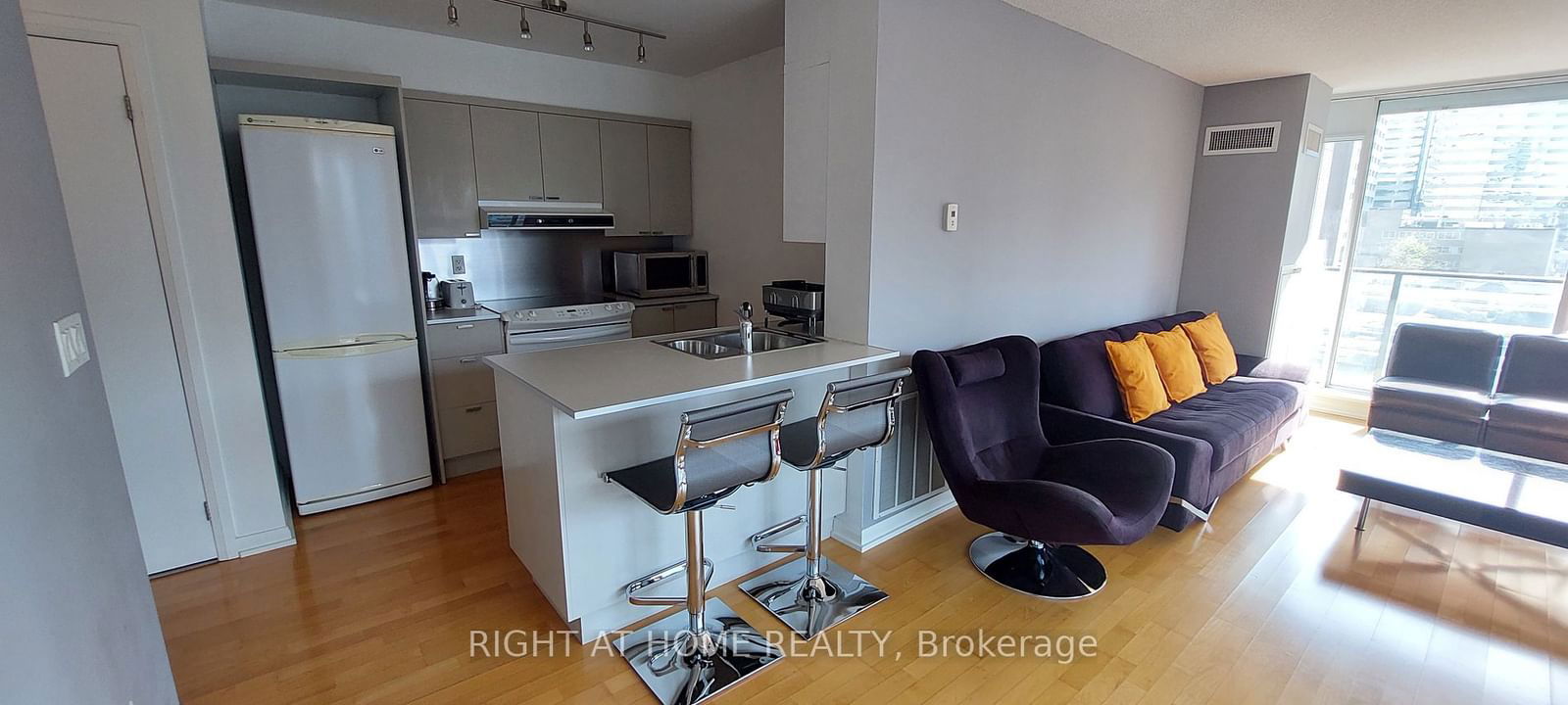 111 Elizabeth St, unit 926 for rent - image #5