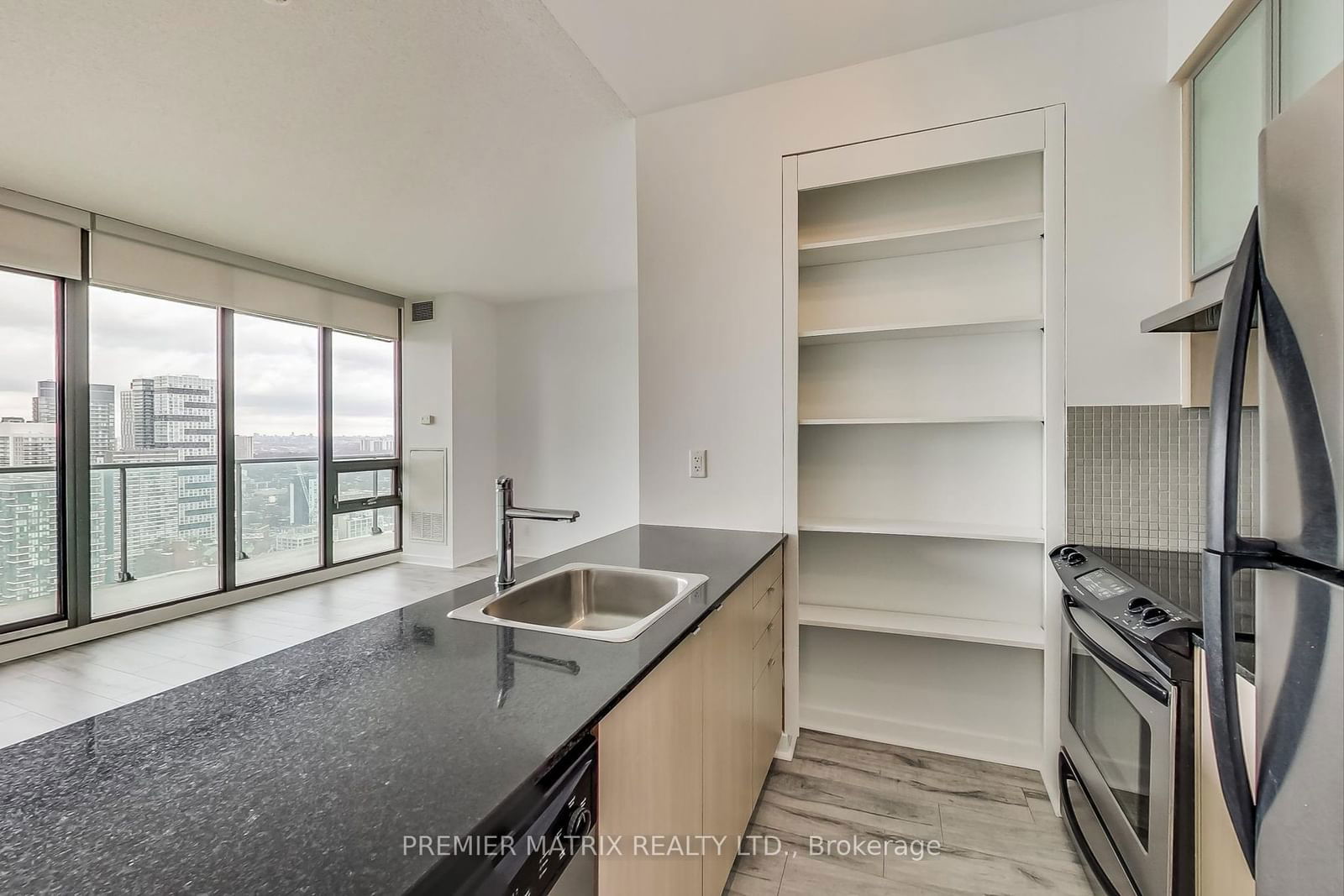 33 Lombard St, unit 3804 for rent