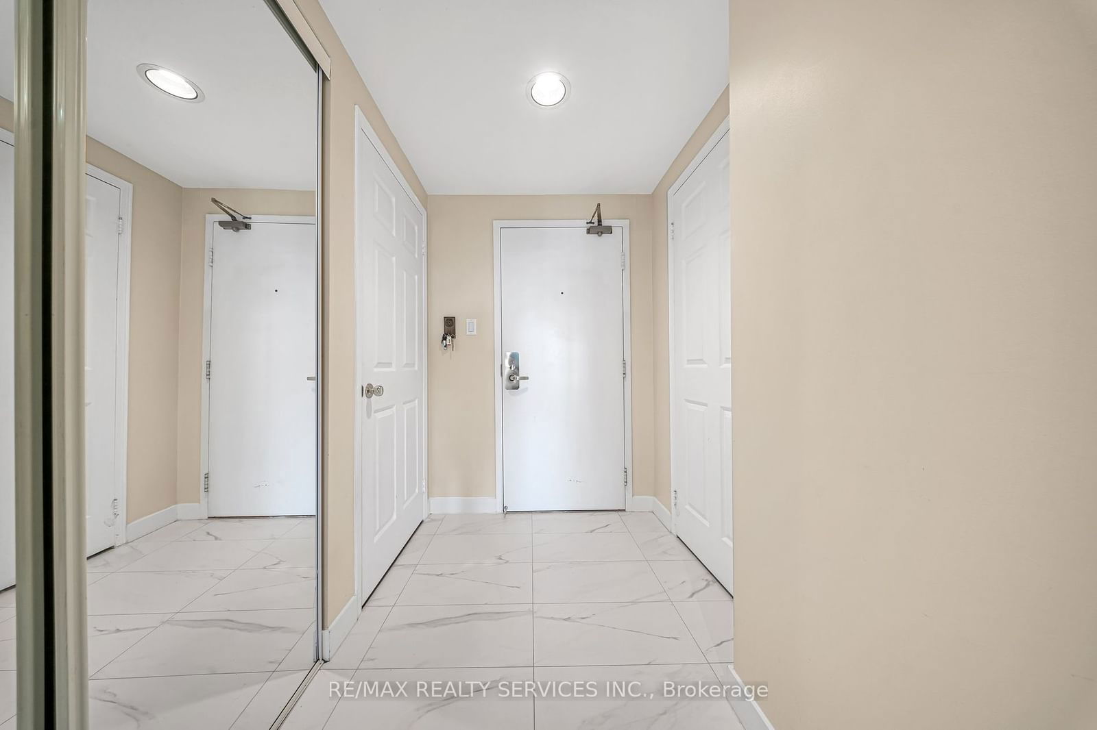 887 Bay St, unit 908 for sale - image #2