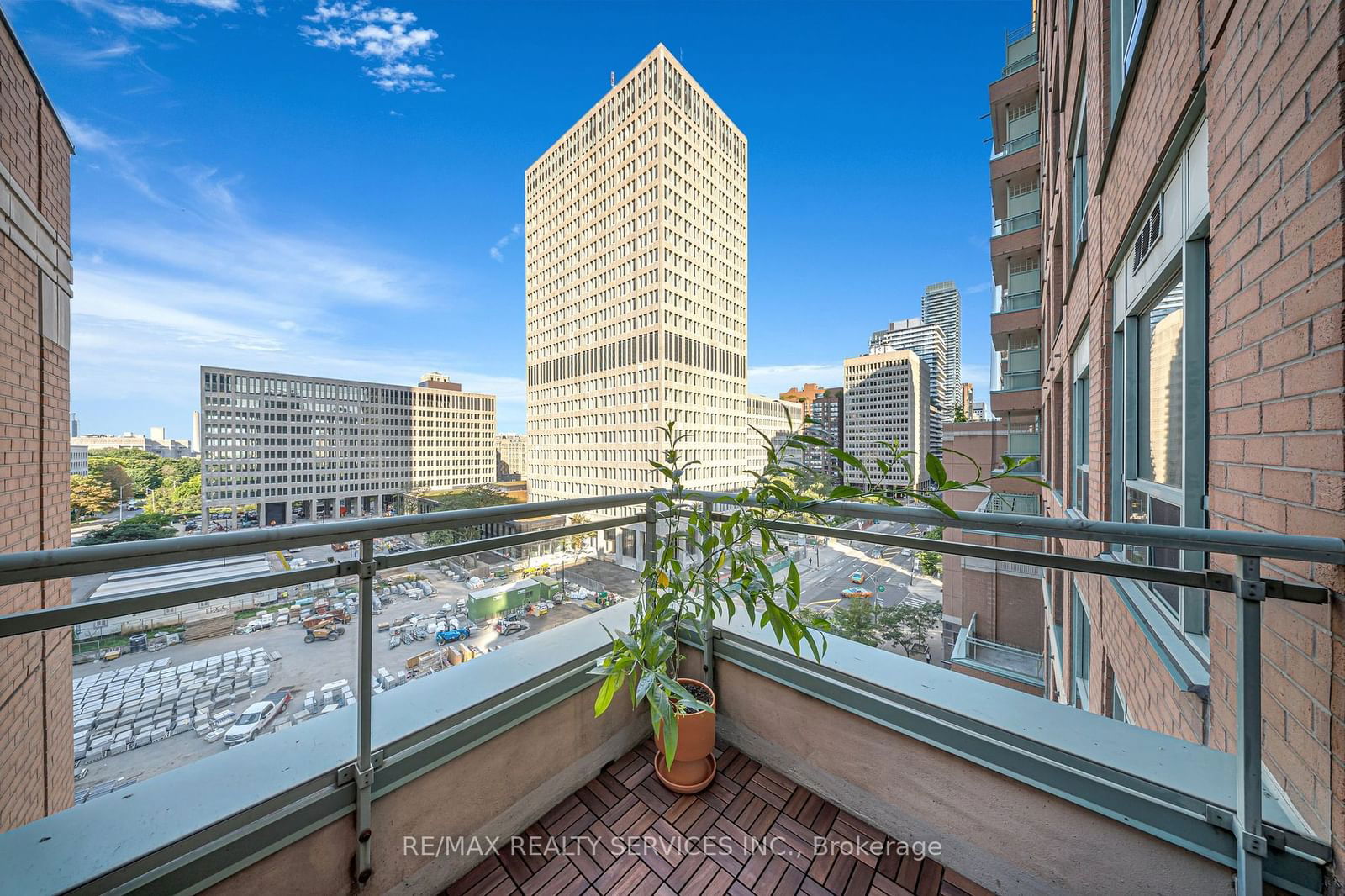 887 Bay St, unit 908 for sale