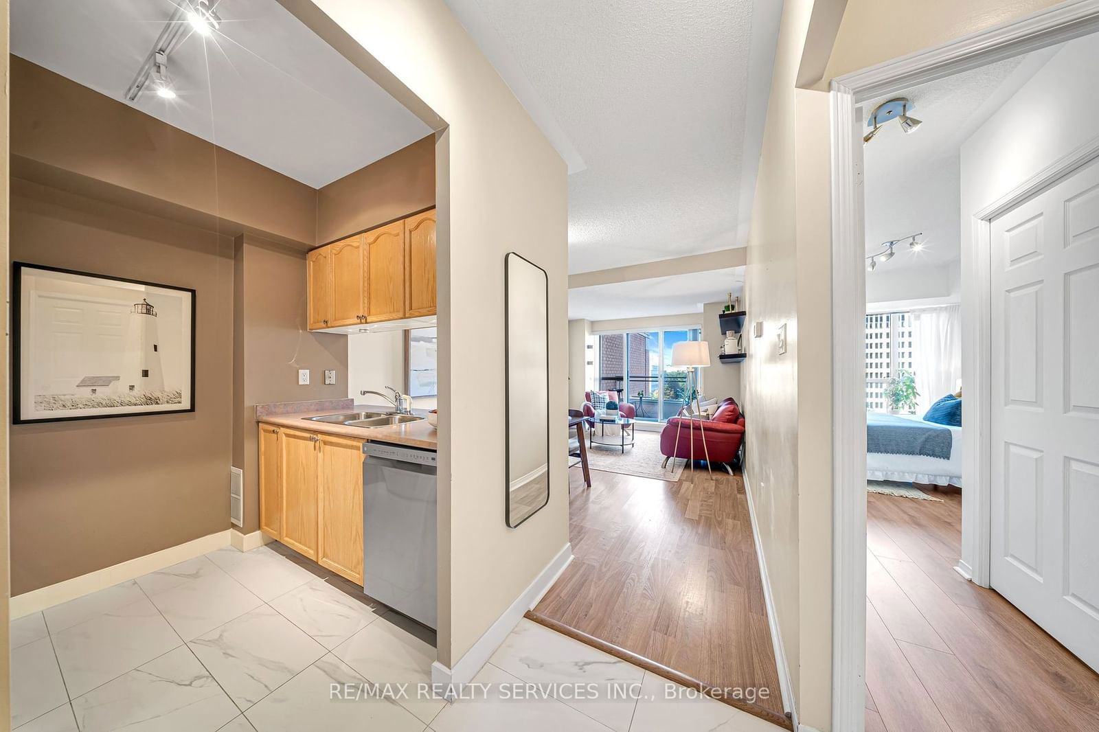 887 Bay St, unit 908 for sale - image #9