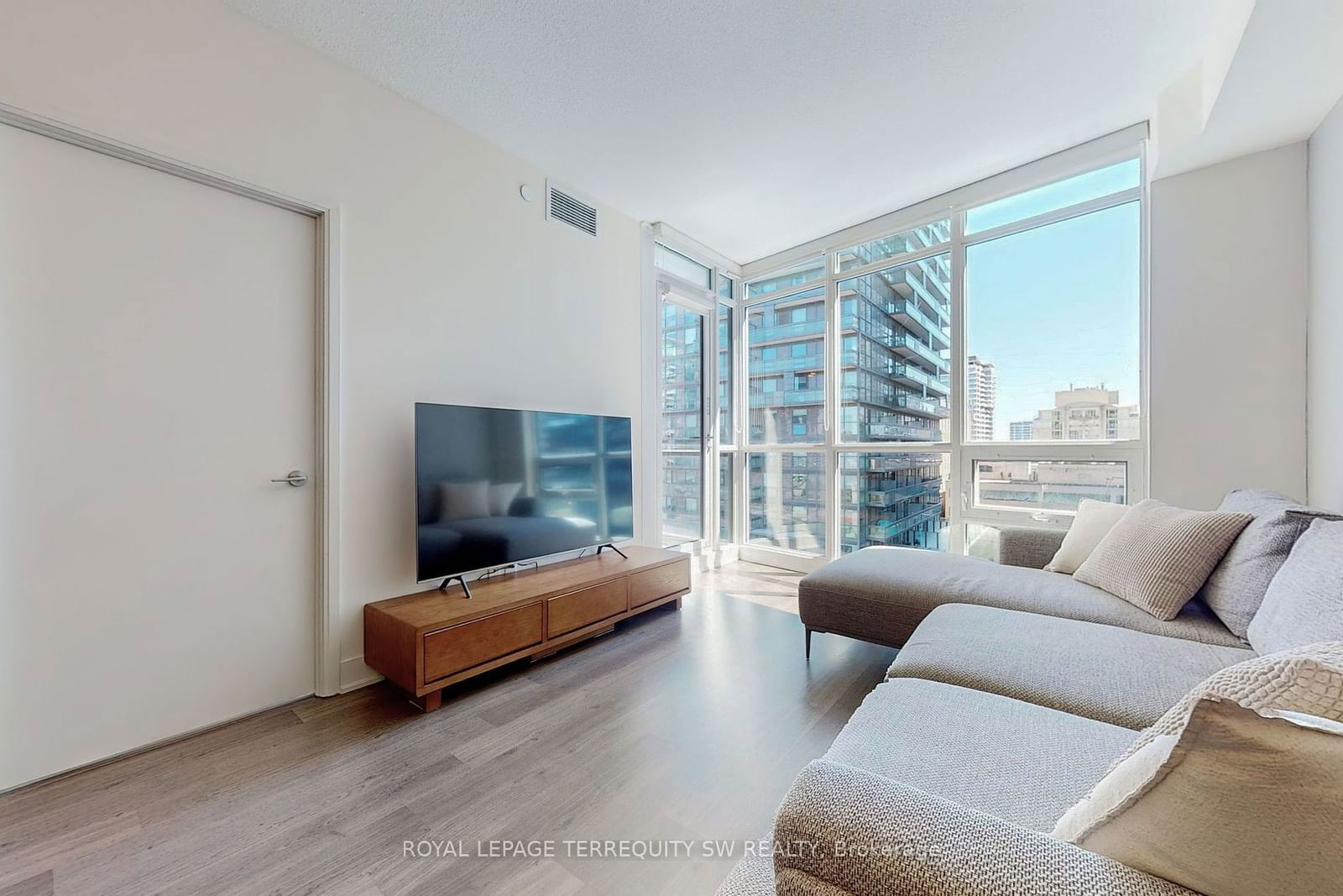 30 Roehampton Ave, unit 1001 for sale - image #2