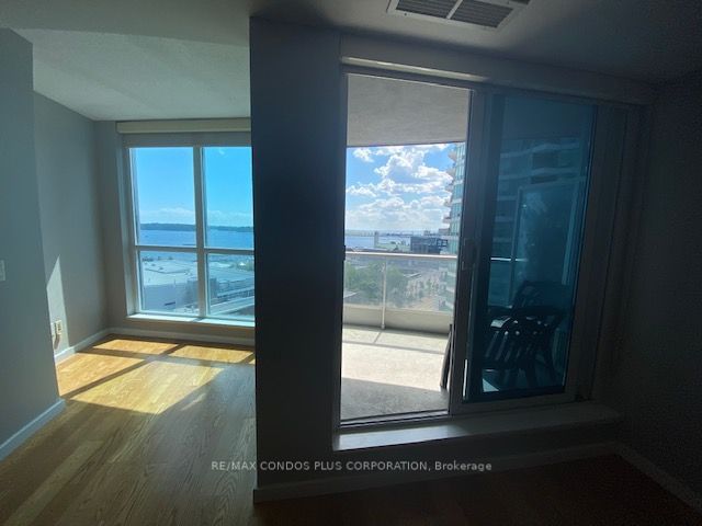 218 Queens Quay W, unit 910 for sale