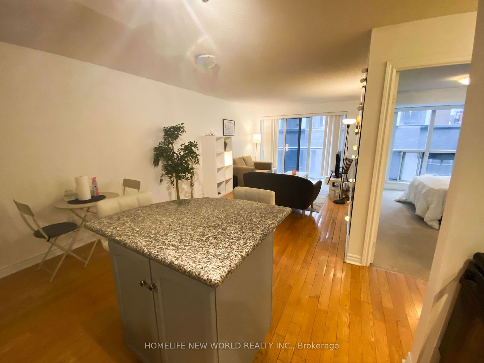 270 Wellington St W, unit 725 for sale