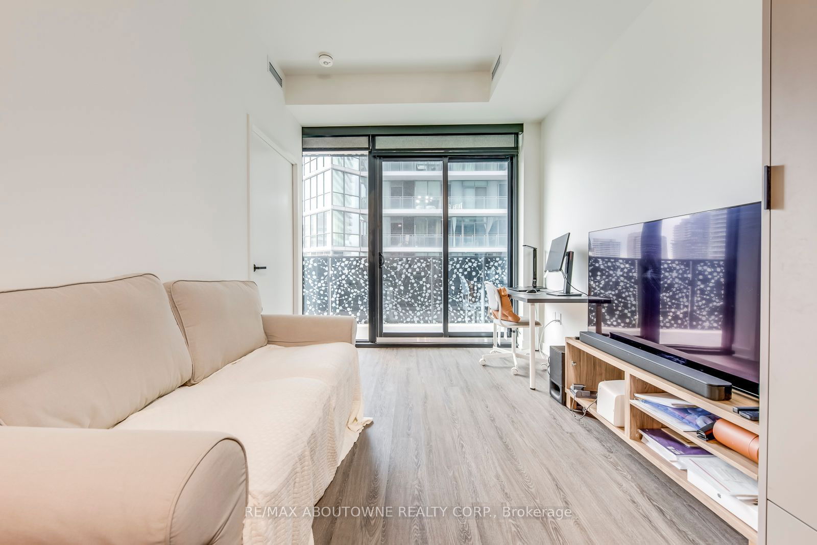 55 Charles St E, unit 1807 for rent - image #13