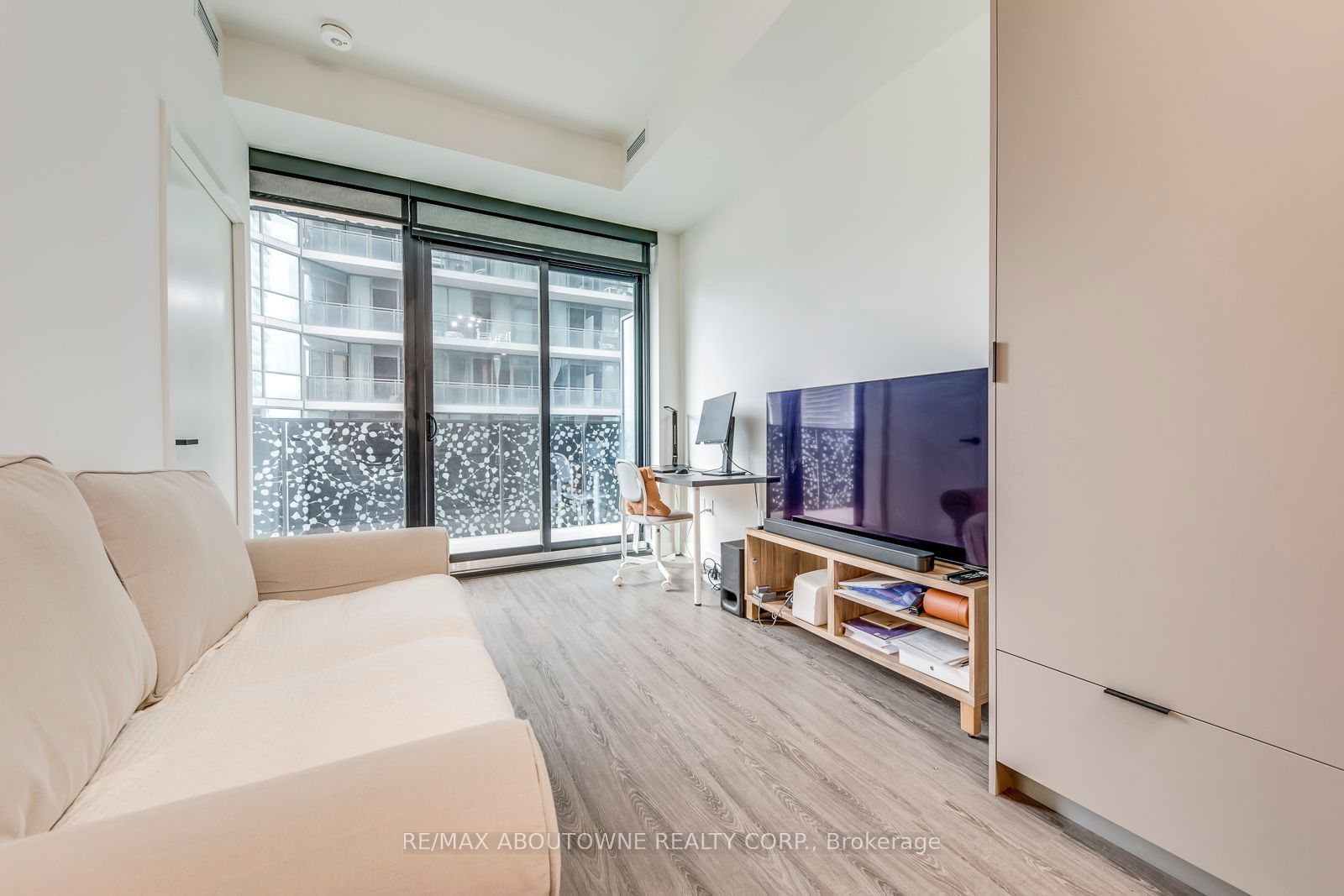 55 Charles St E, unit 1807 for rent - image #14