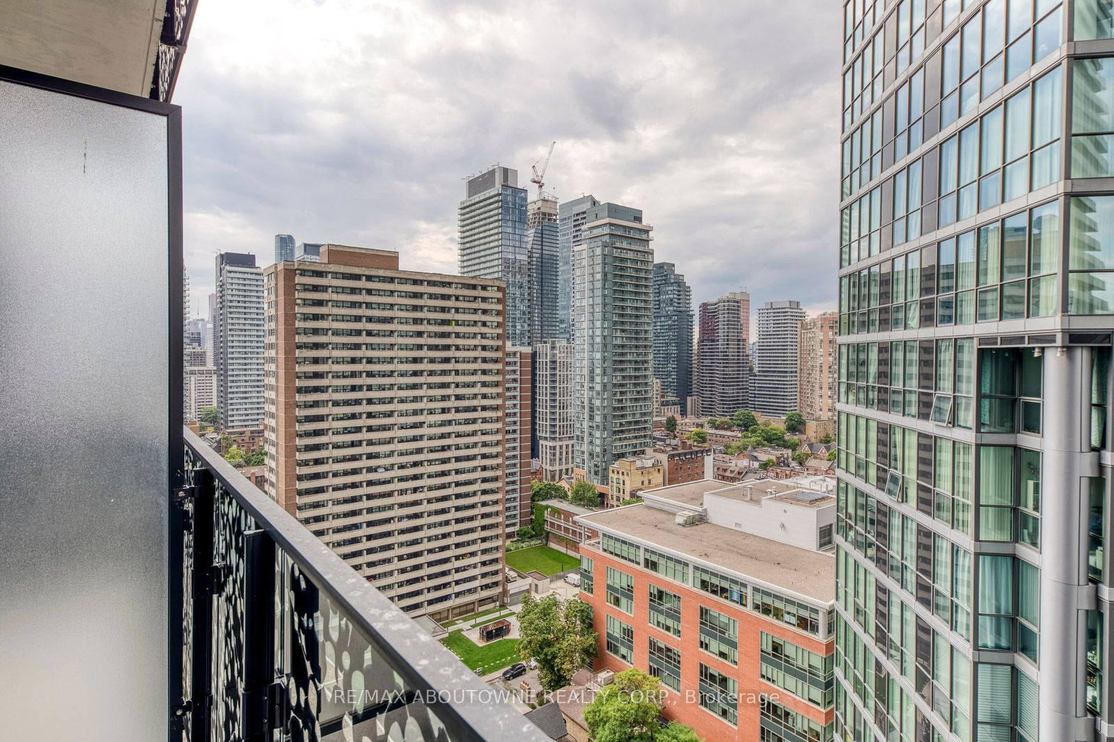 55 Charles St E, unit 1807 for rent - image #25