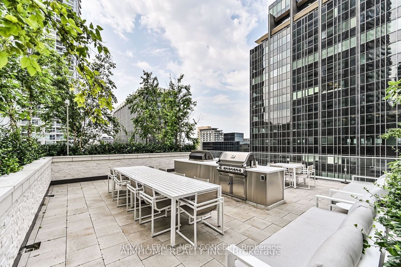 2221 Yonge St, unit 1002 for sale