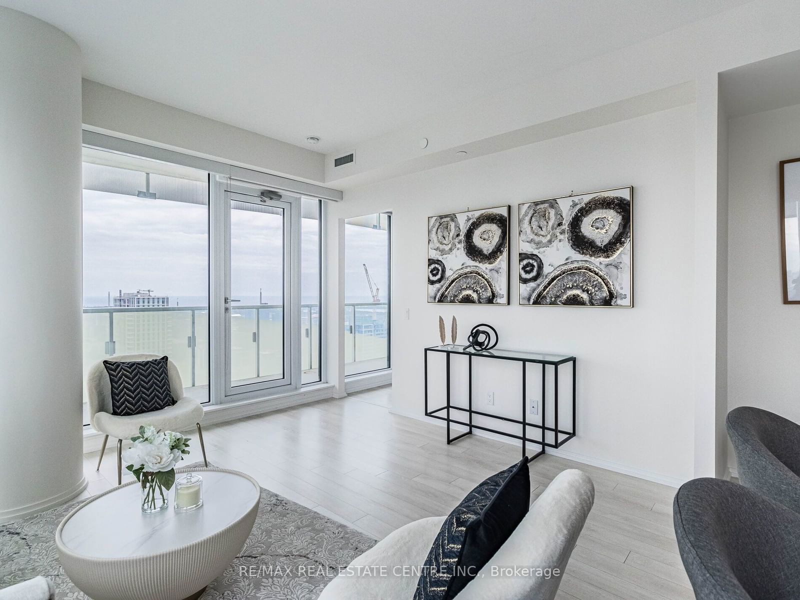 197 Yonge St, unit 5102 for sale