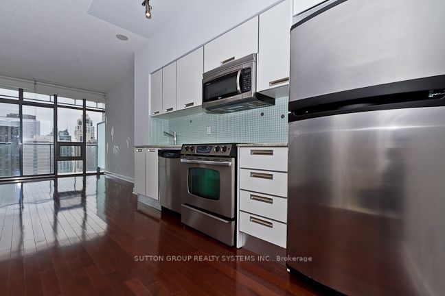 33 Charles St E, unit 1606 for rent