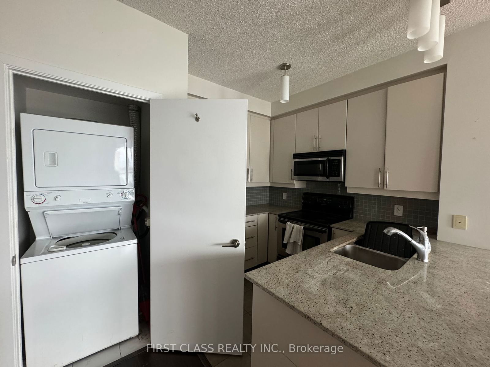 18 Harbour St, unit 3108 for rent