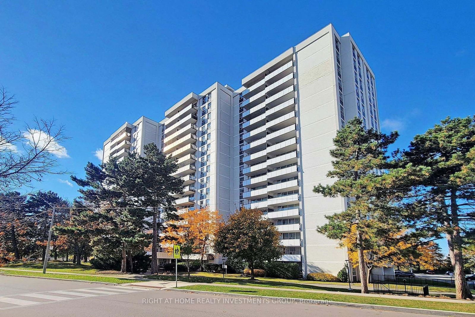 20 Forest Manor Rd, unit 906 for rent - image #1