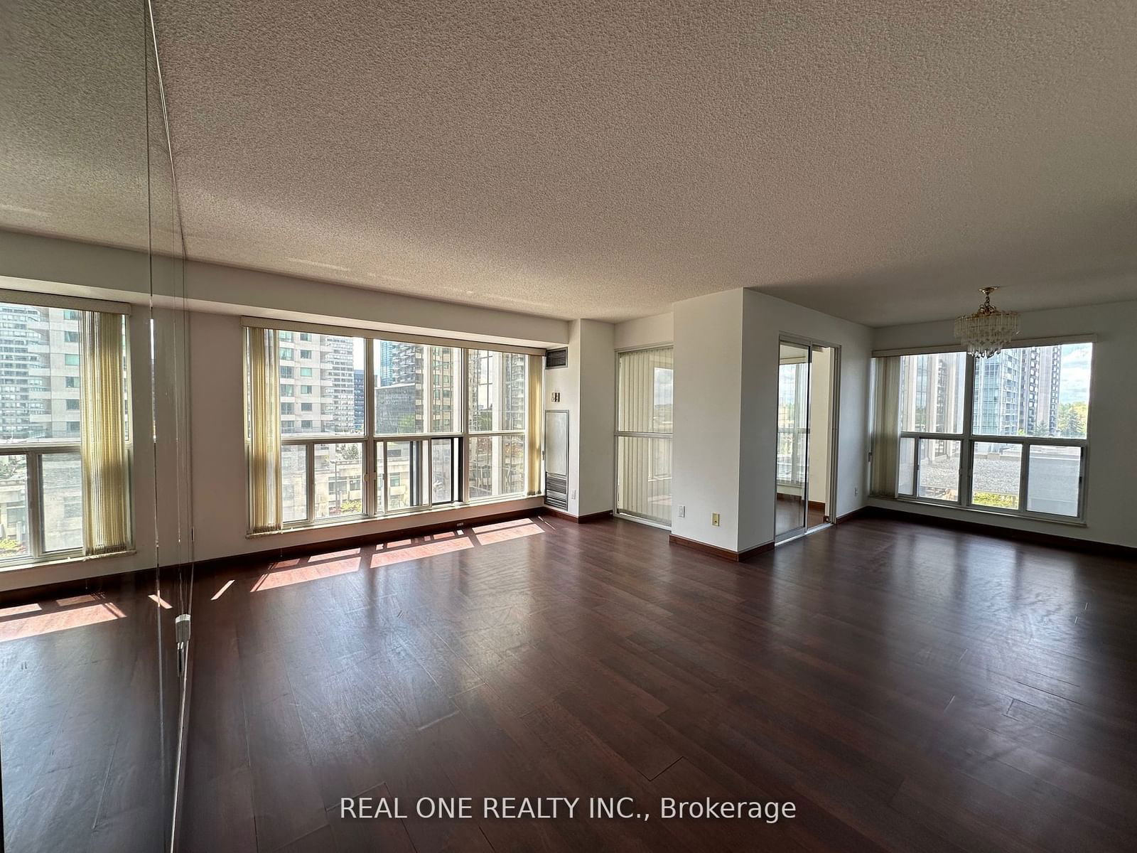 18 Hollywood Ave, unit 705 for rent - image #2