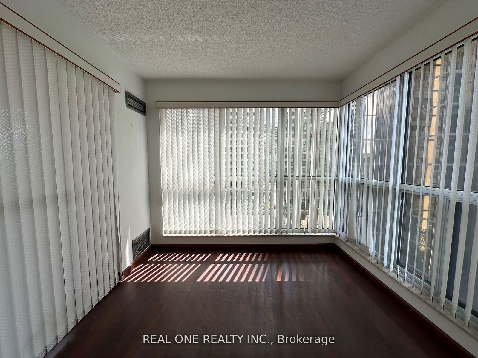 18 Hollywood Ave, unit 705 for rent - image #3