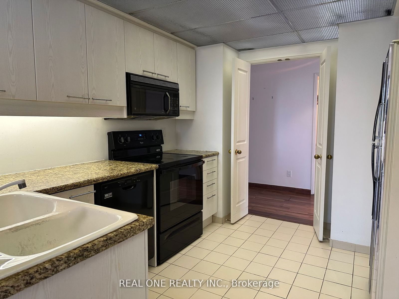 18 Hollywood Ave, unit 705 for rent - image #5