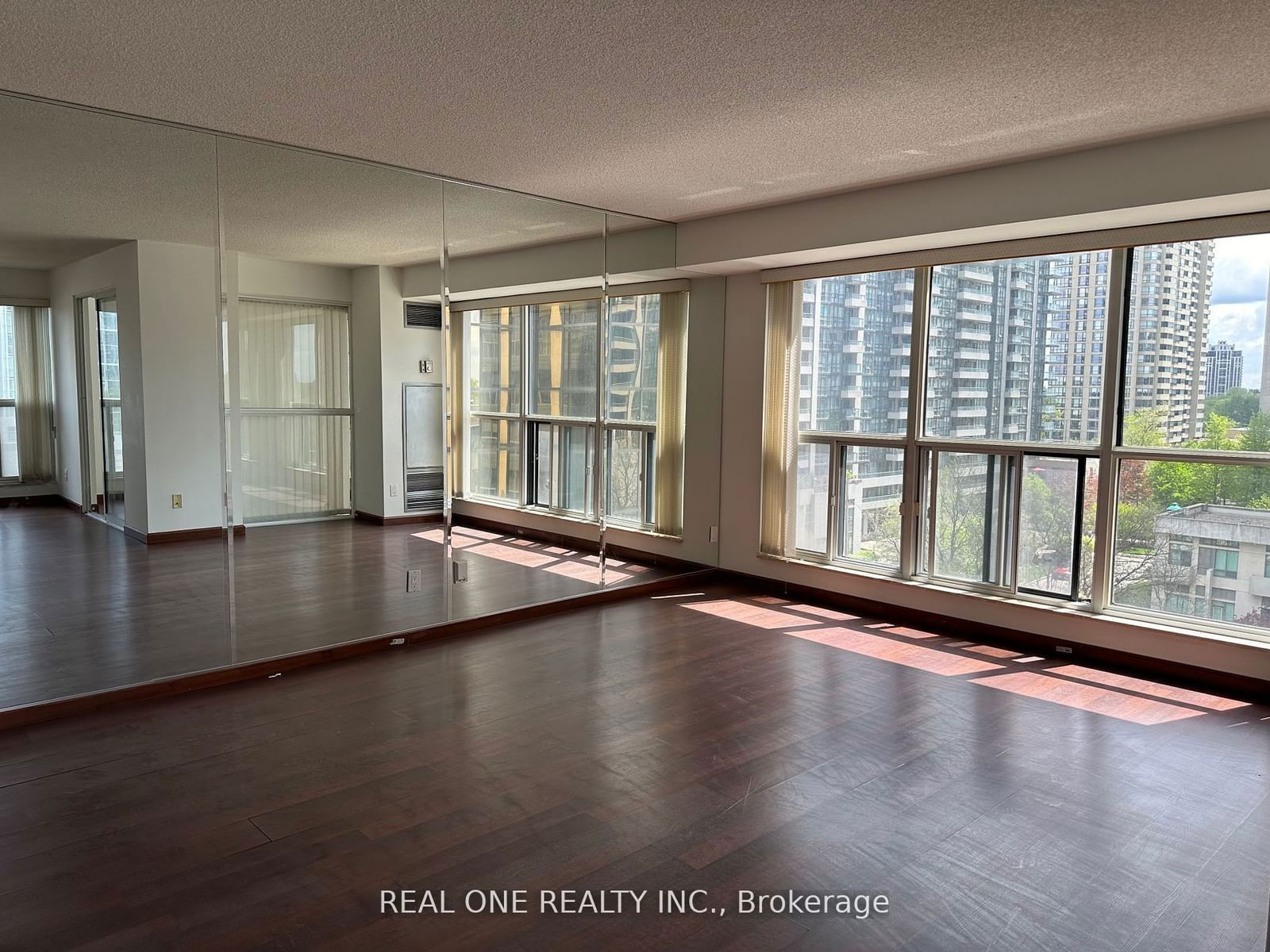 18 Hollywood Ave, unit 705 for rent - image #7