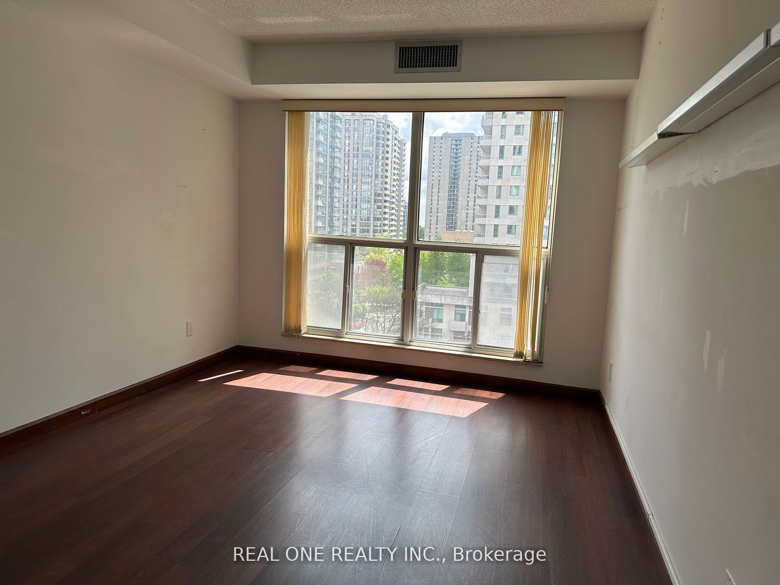 18 Hollywood Ave, unit 705 for rent - image #8