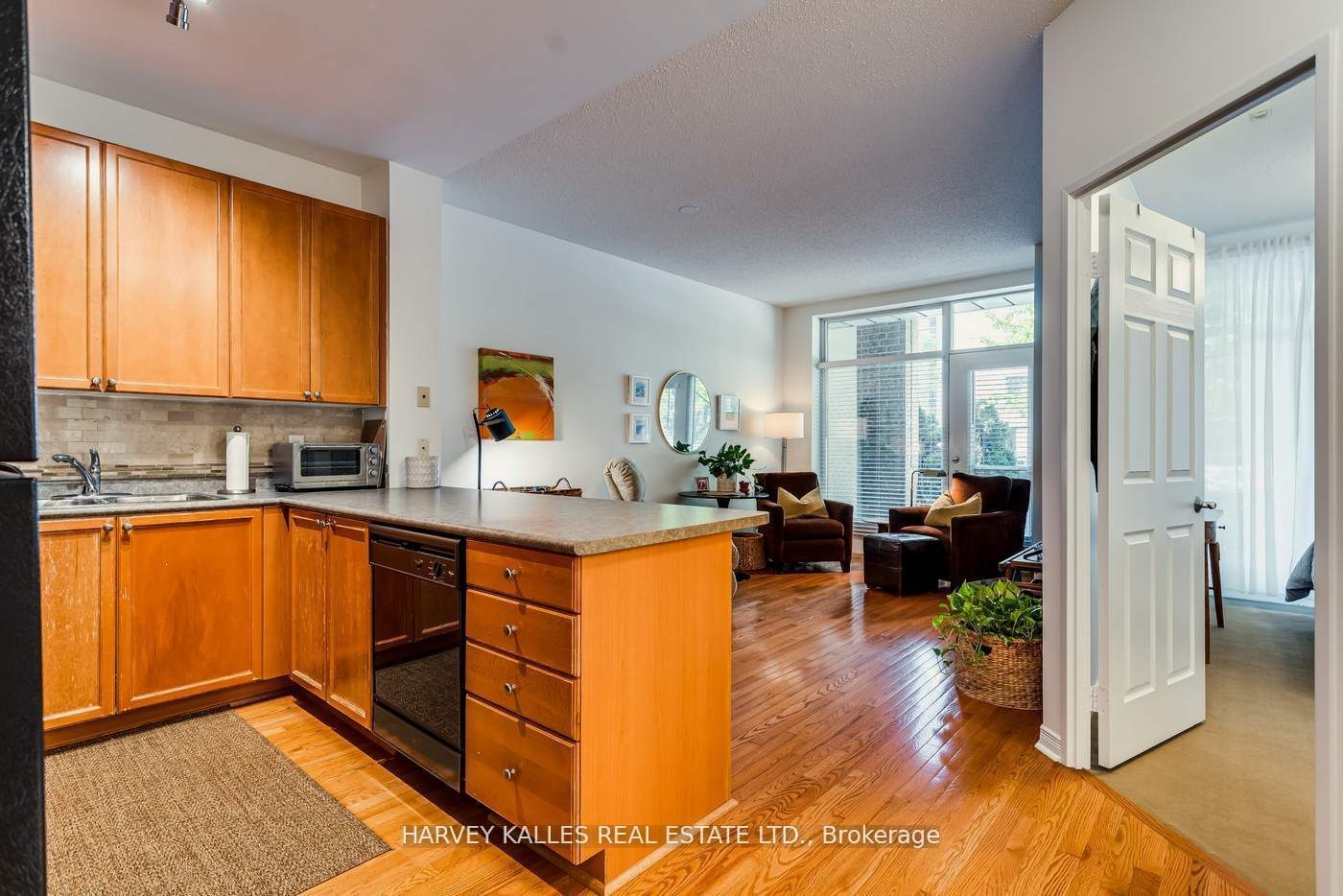 245 Davisville Ave, unit 113 for rent - image #5