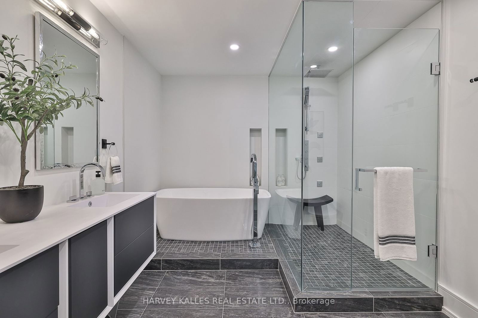 38 Avenue Rd, unit 111 for sale - image #16