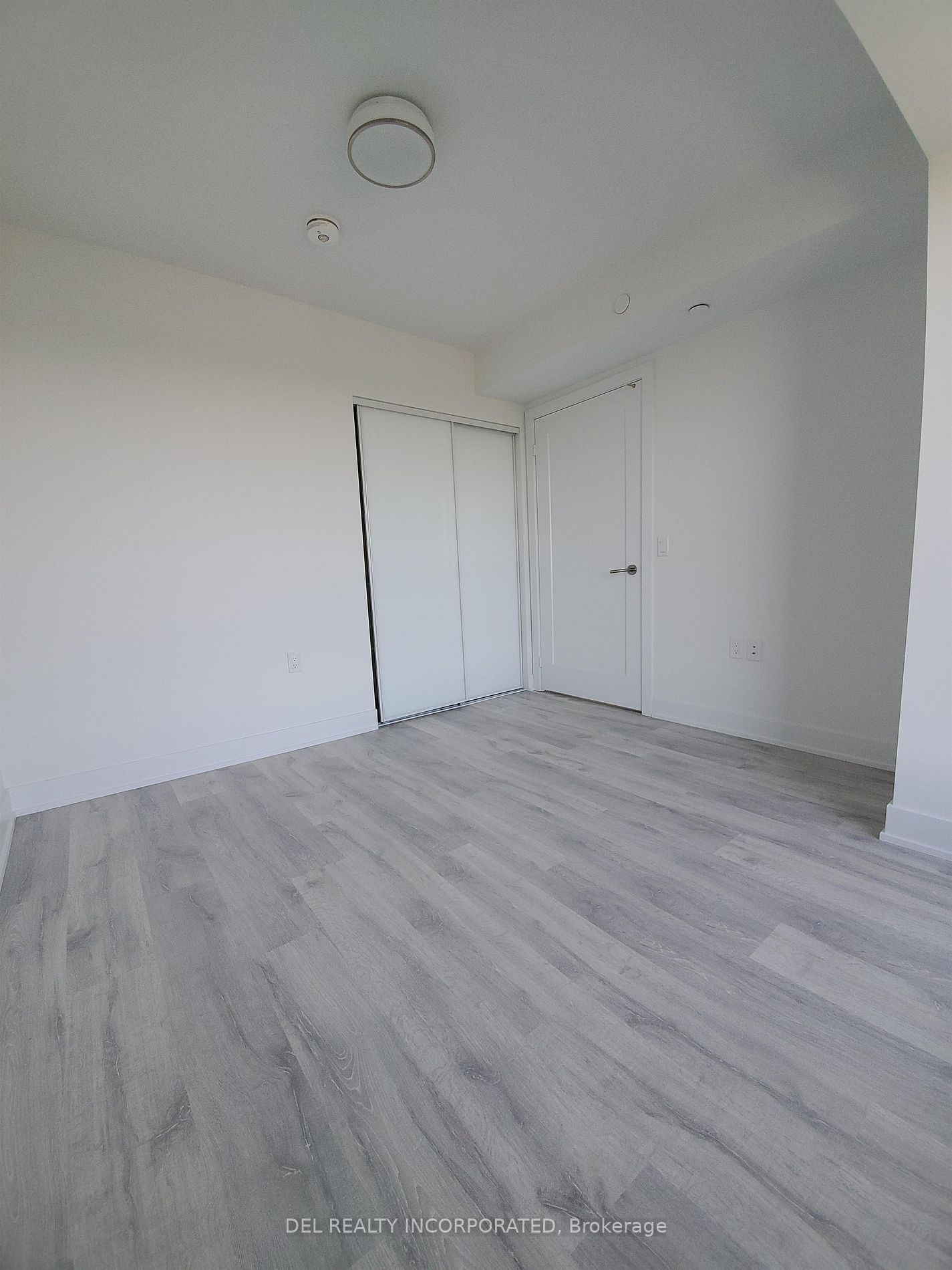 585 Bloor St E, unit 2015 for rent - image #3