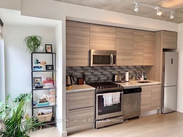 111 Bathurst St, unit 303 for rent - image #6