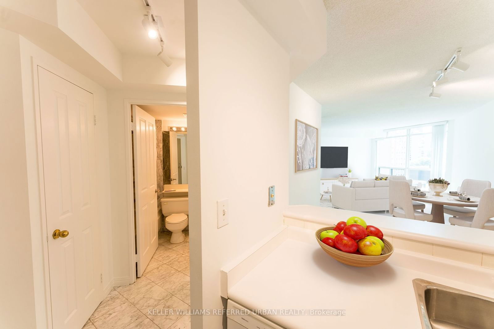 942 Yonge St, unit 607 for rent - image #4