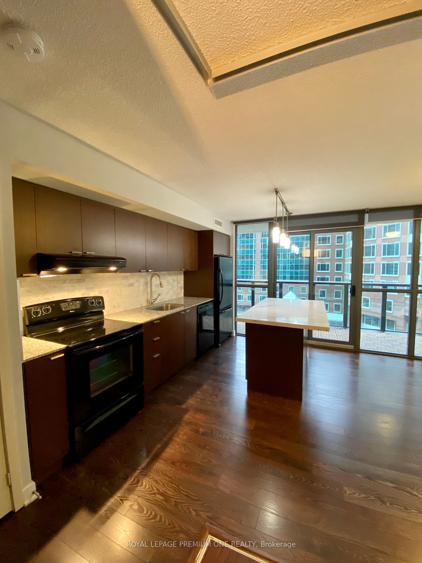 110 Charles St E, unit 811 for rent - image #2