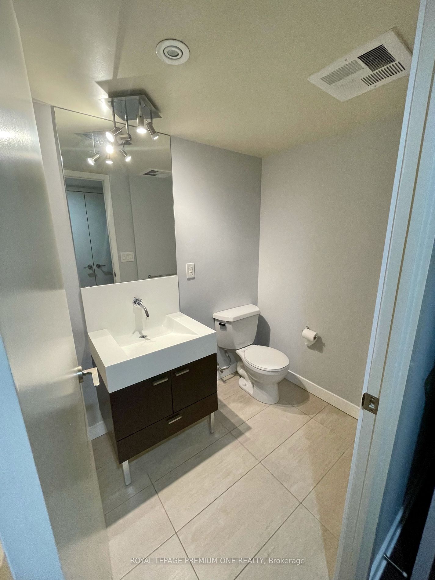 110 Charles St E, unit 811 for rent - image #4