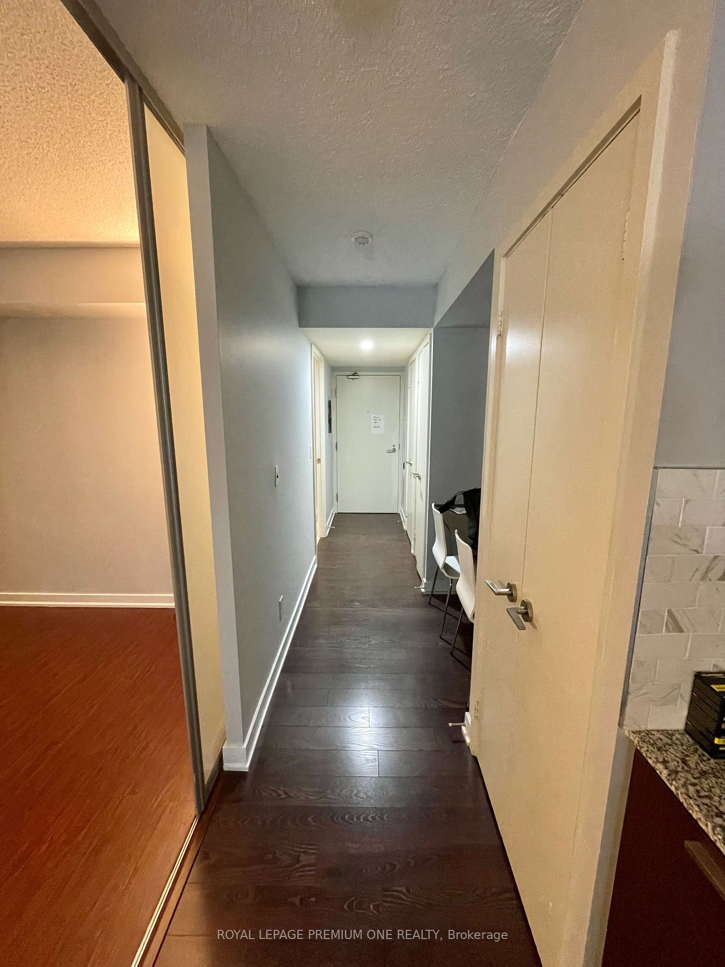 110 Charles St E, unit 811 for rent