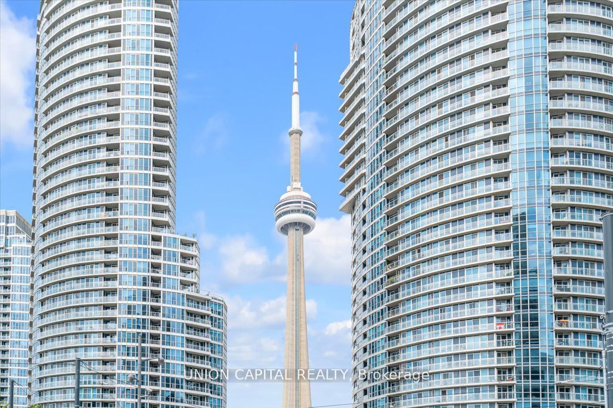 77 Harbour Sq, unit 902 for rent