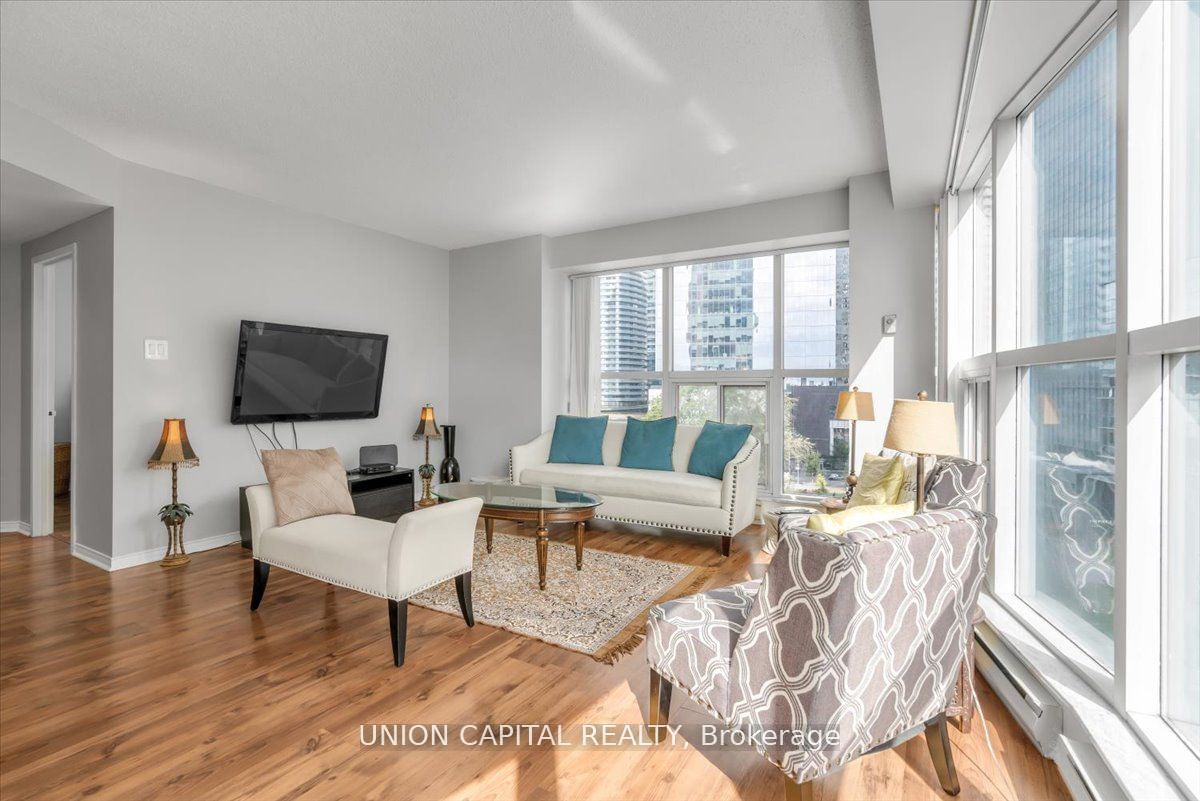 77 Harbour Sq, unit 902 for rent - image #20