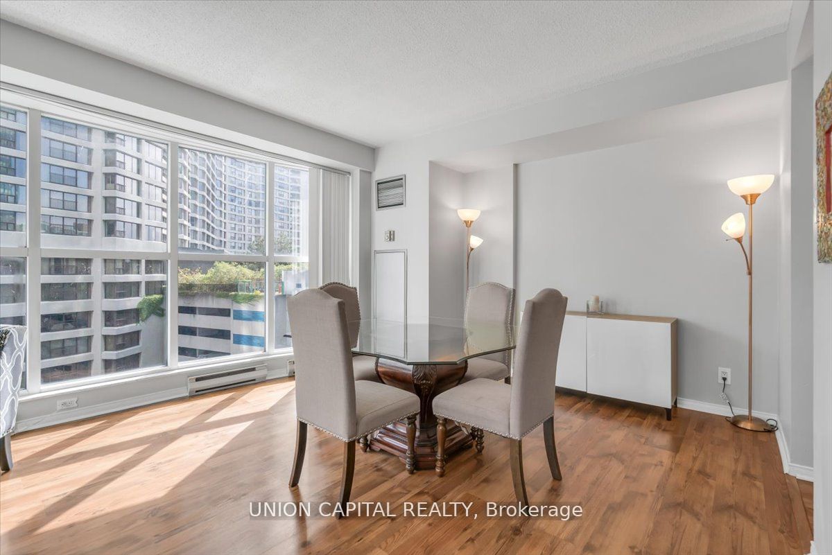 77 Harbour Sq, unit 902 for rent