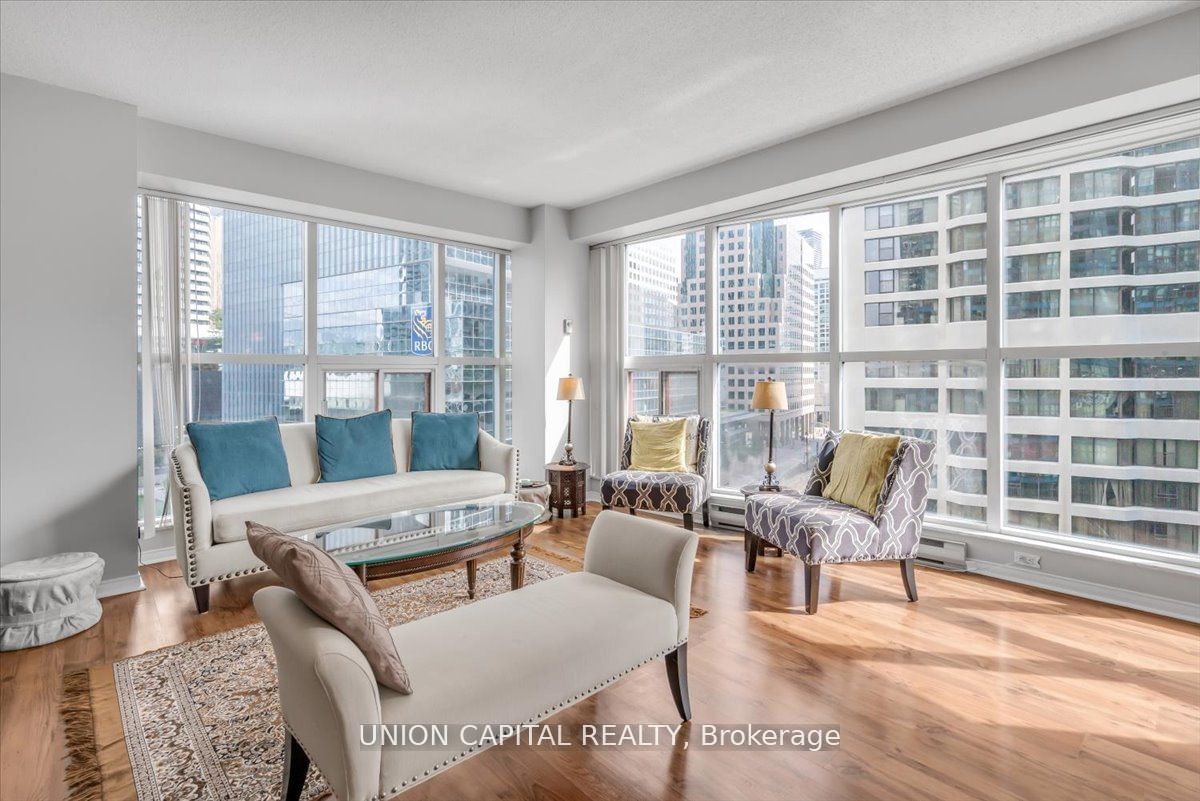 77 Harbour Sq, unit 902 for rent