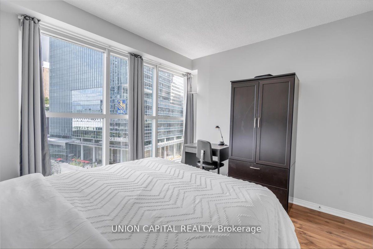 77 Harbour Sq, unit 902 for rent - image #26