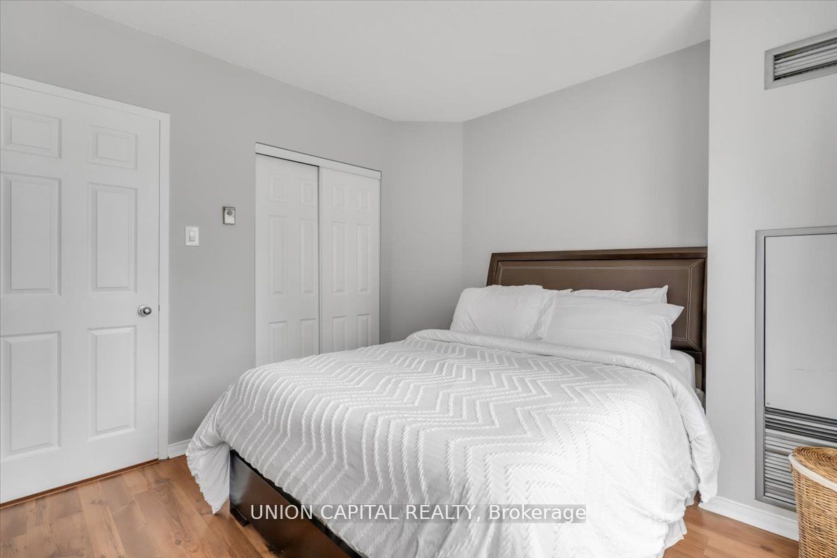 77 Harbour Sq, unit 902 for rent - image #29