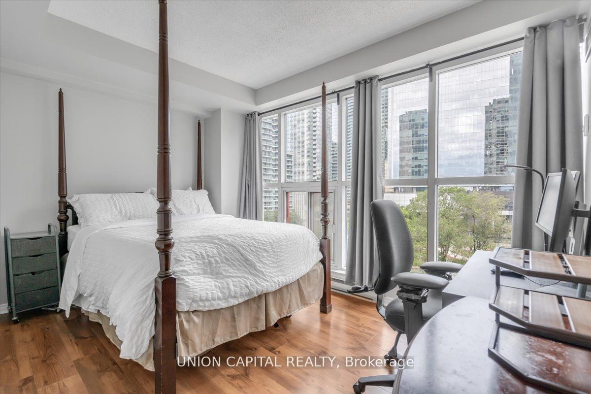 77 Harbour Sq, unit 902 for rent - image #33