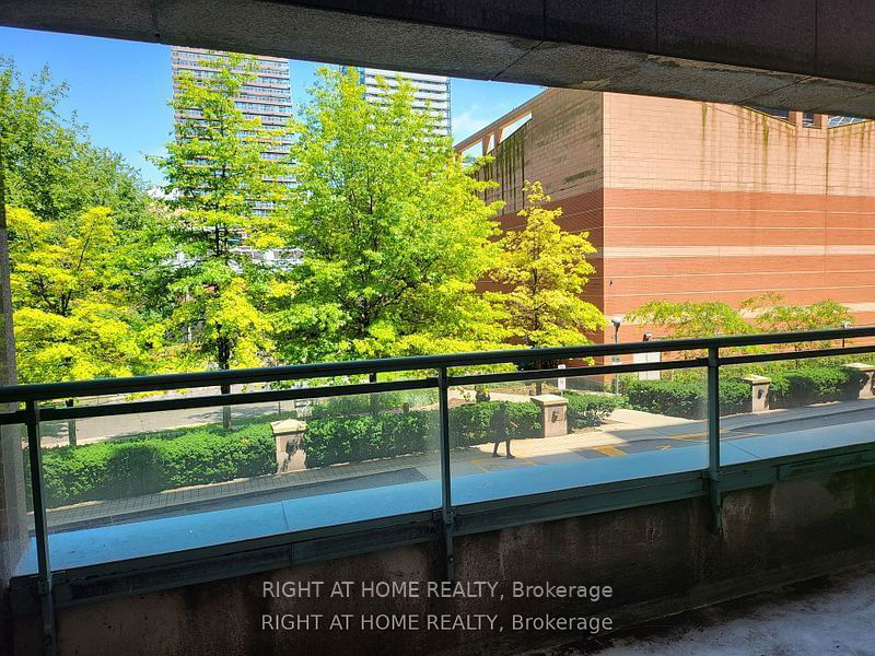 889 Bay St, unit 202 for sale - image #1