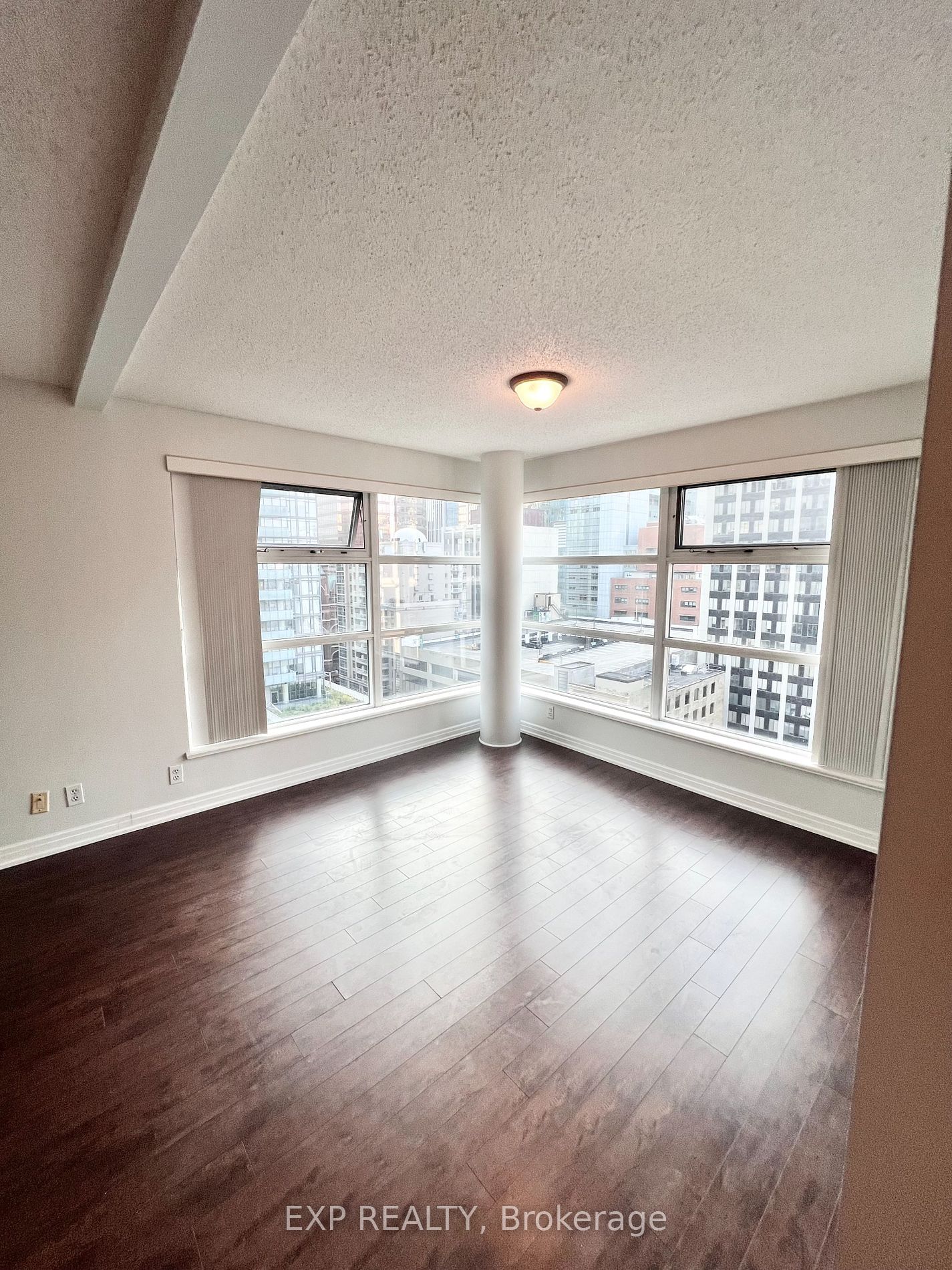 50 Lombard St, unit 1605 for rent - image #2