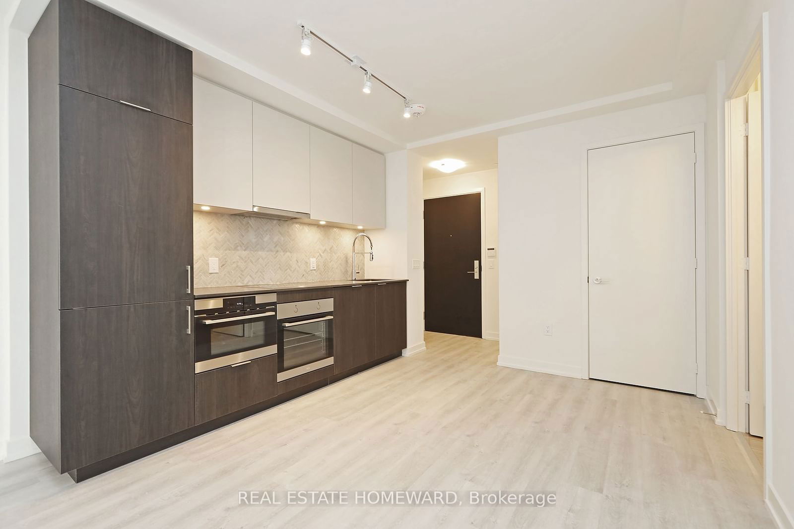 158 Front St, unit 706 for sale