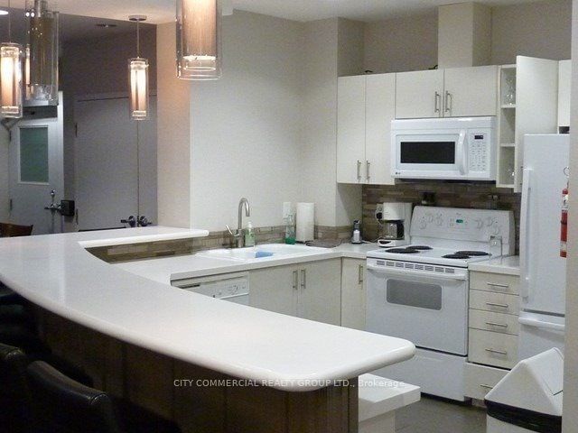 245 Davisville Ave, unit Lph 8 for rent