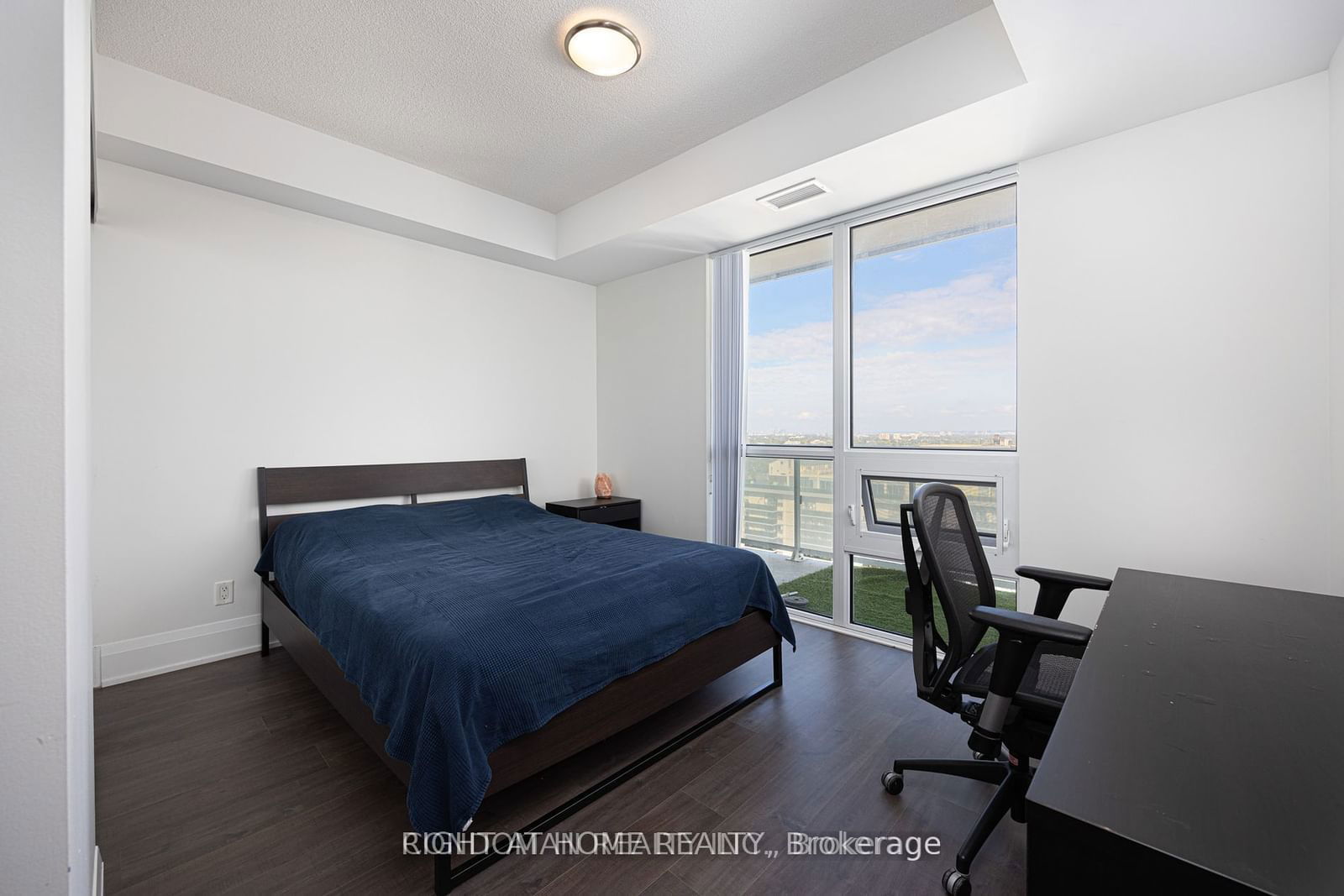 101 Erskine Ave, unit 2701 for rent - image #4