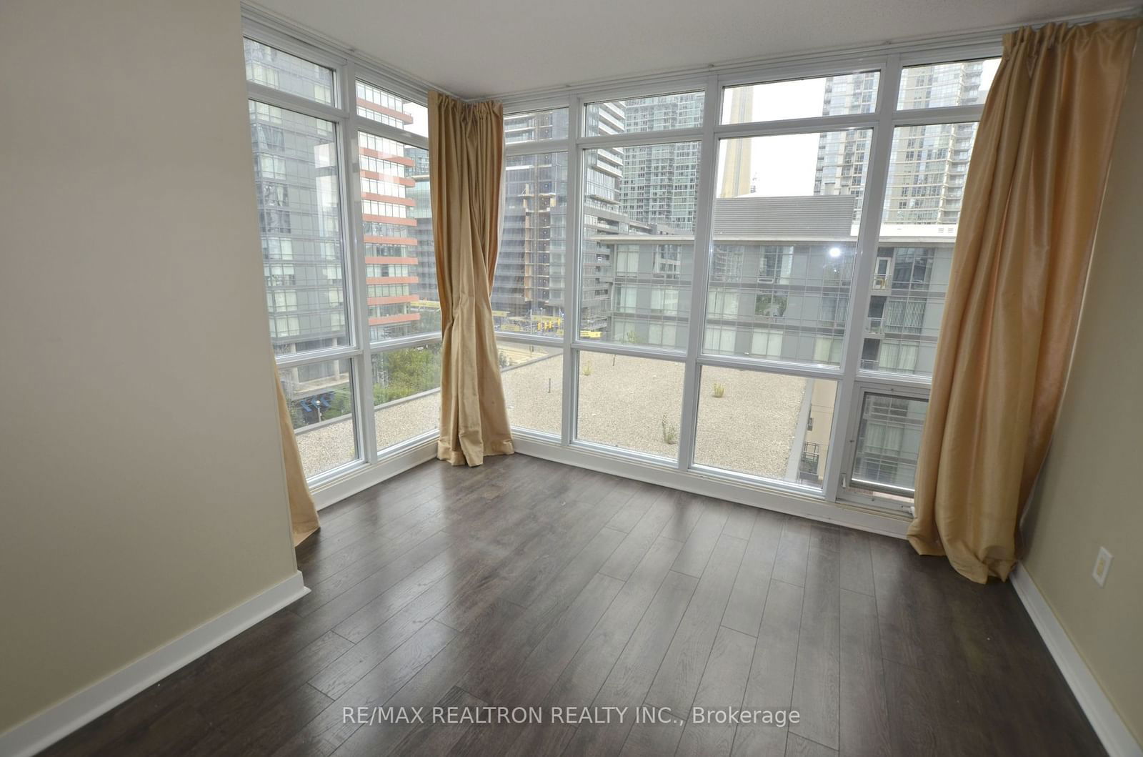 15 Fort York Blvd, unit 906 for rent - image #20