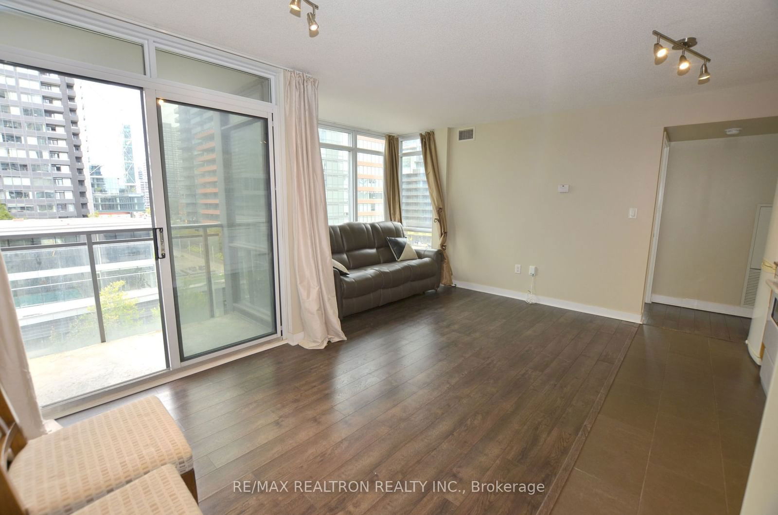 15 Fort York Blvd, unit 906 for rent