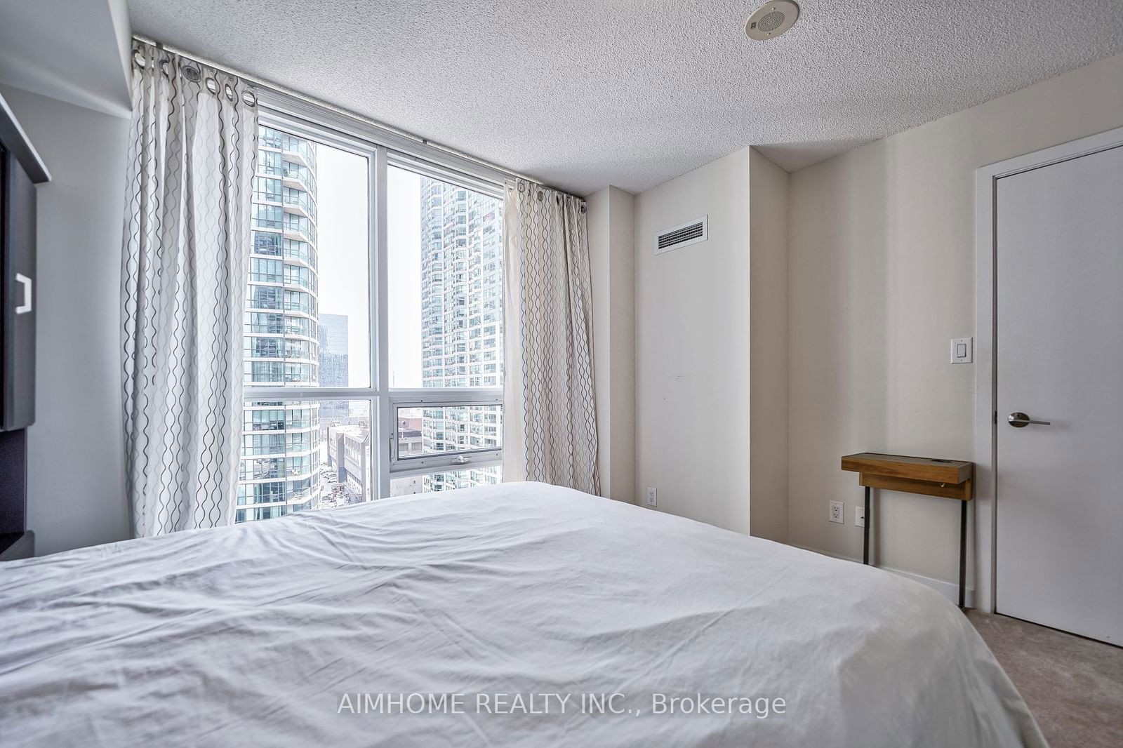 33 Bay St, unit 1508 for sale