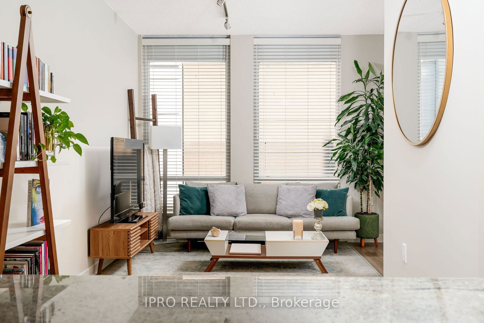 85 Bloor St E, unit 604 for sale - image #1