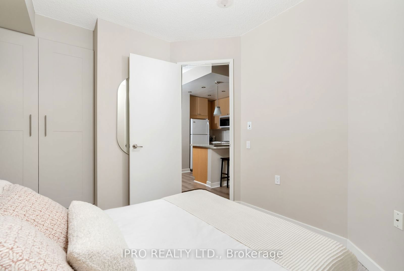 85 Bloor St E, unit 604 for sale