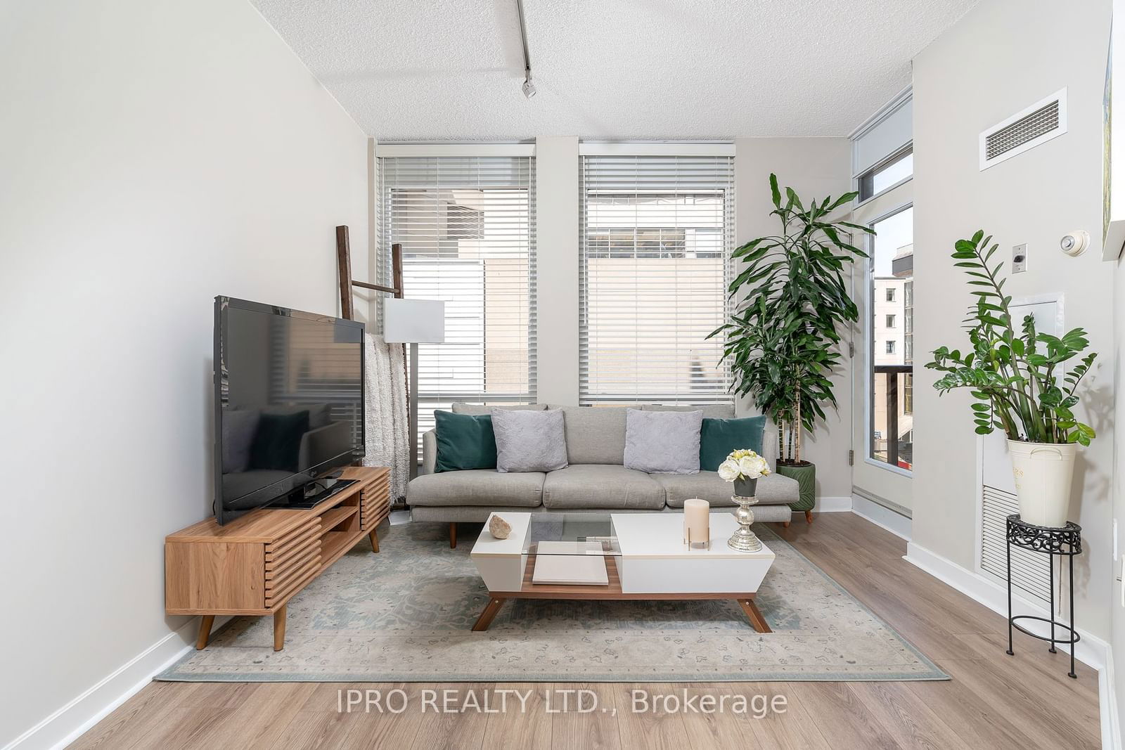 85 Bloor St E, unit 604 for sale