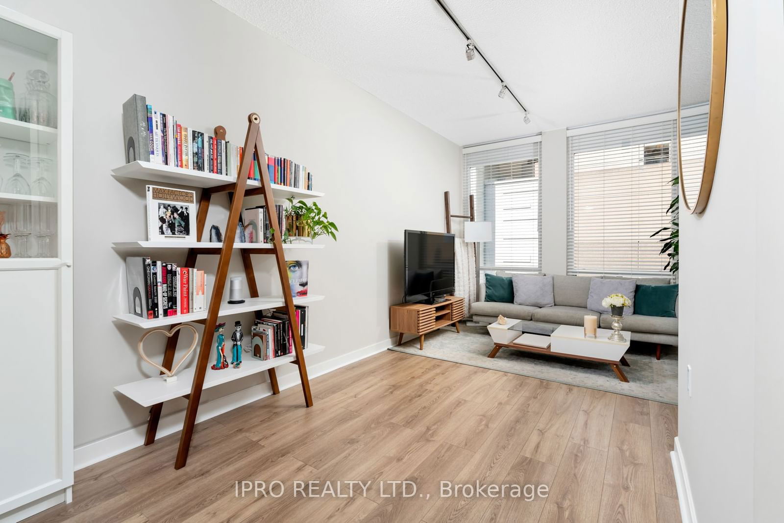 85 Bloor St E, unit 604 for sale