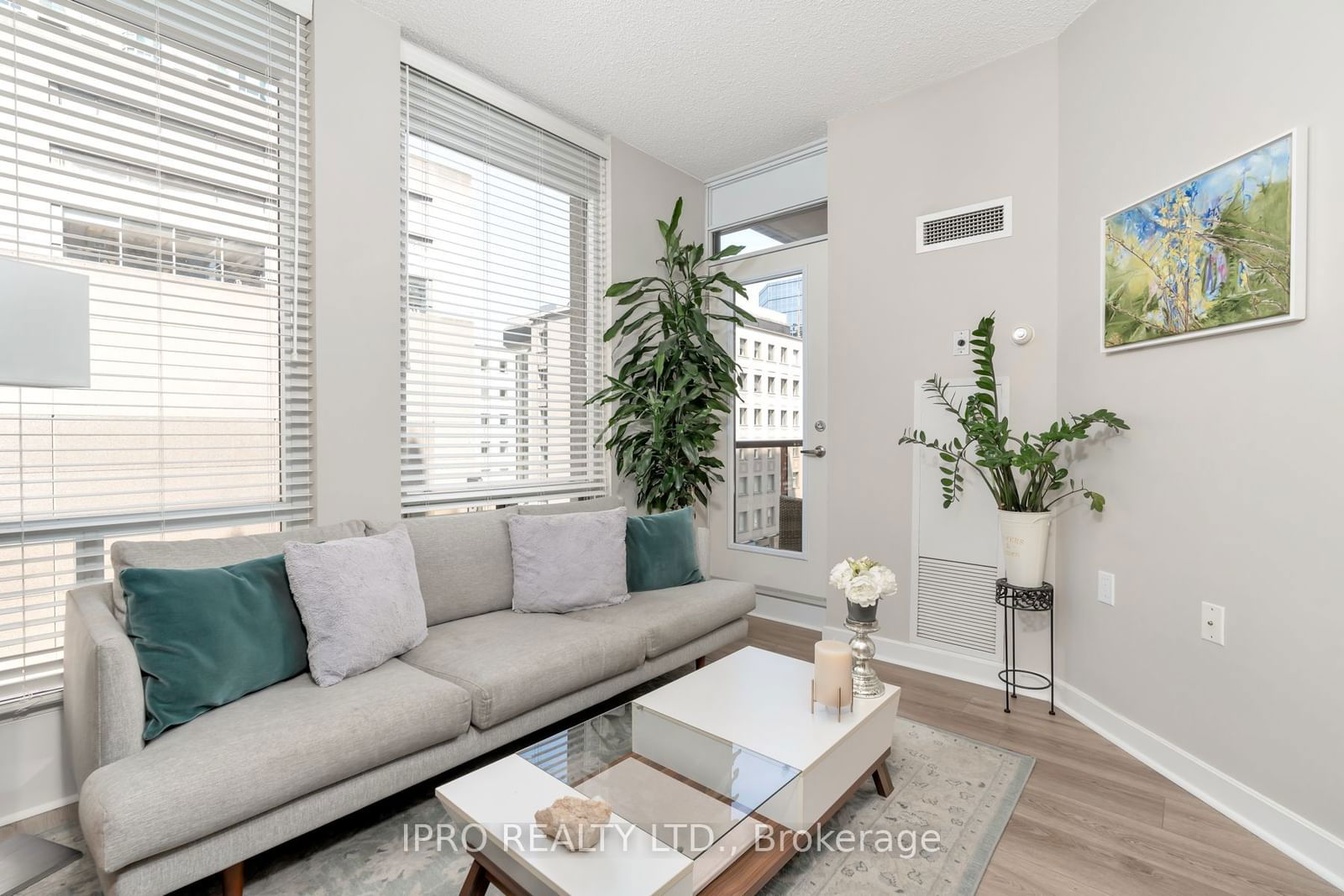 85 Bloor St E, unit 604 for sale